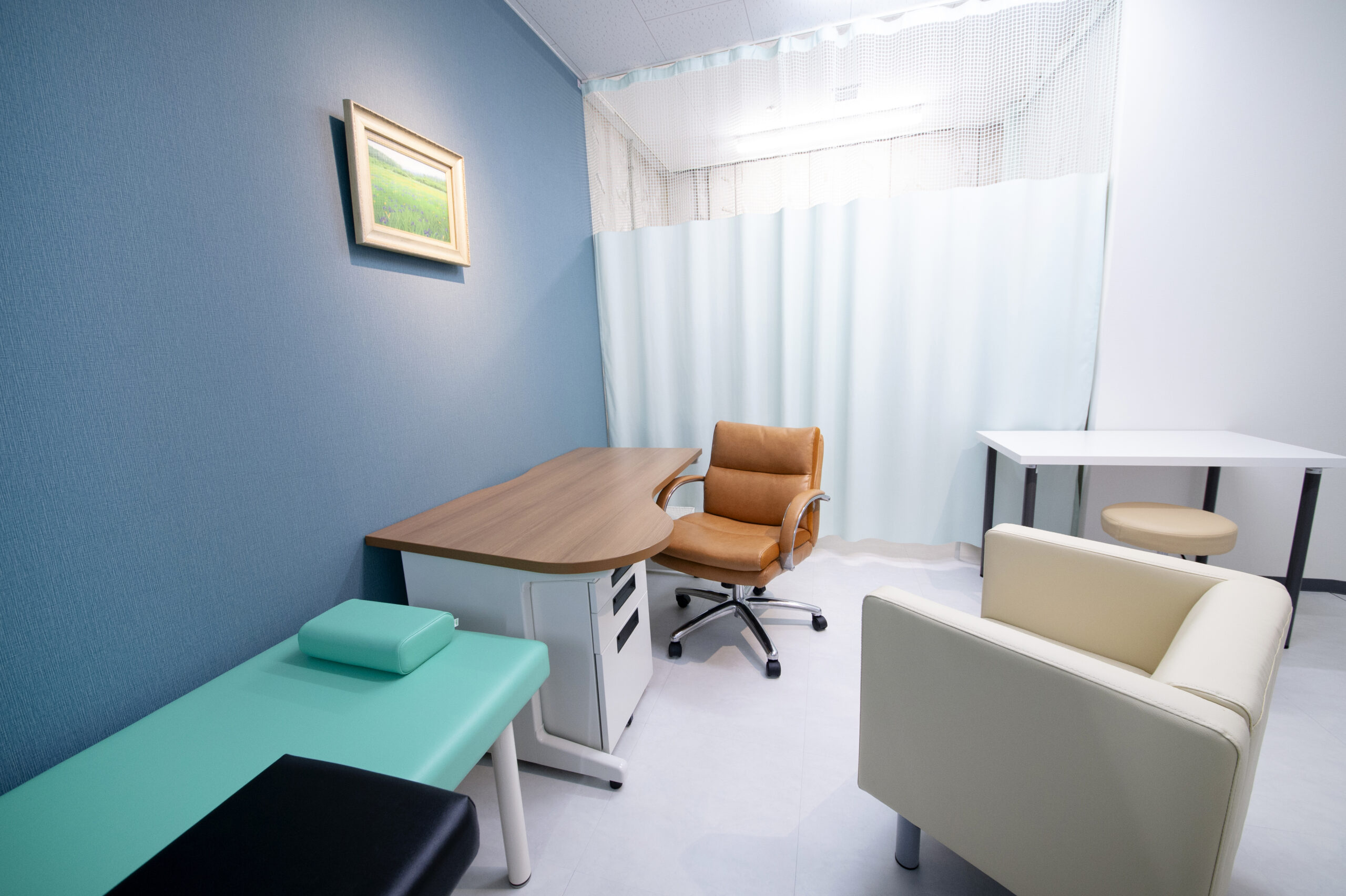 Tokyo Hub Clinic reception and waiting area at Hotel New Otani